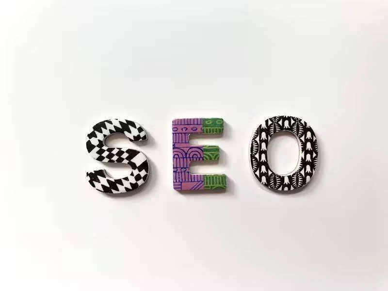 Letras decorativas S, E, O com padrões variados em preto, branco, rosa e verde sobre fundo branco
